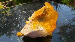 Křišťálová drúza (křemen) limonit