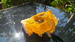 Křišťálová drúza (křemen) limonit