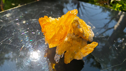 Křišťálová drúza (křemen) limonit