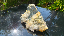 Křišťálová drúza (křemen), chlorit, limonit