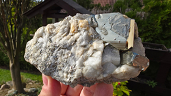 Pyrit s dolomitem