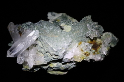 Křemen s chloritovým povlakem a inkluzemi